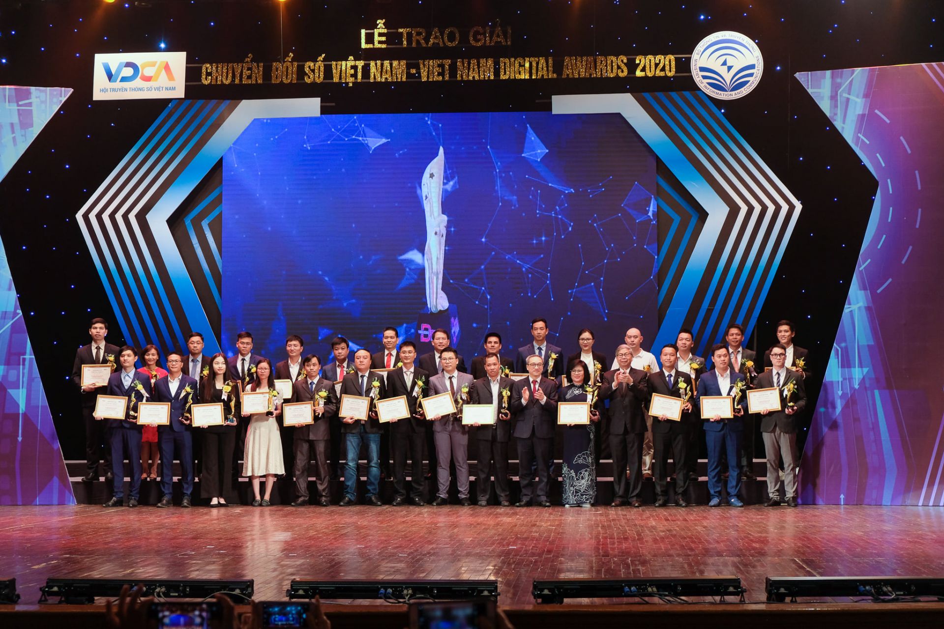 FPT IS lập “hat-trick” với 3 sản phẩm đạt Giải thưởng Chuyển đổi số Việt Nam năm 2020